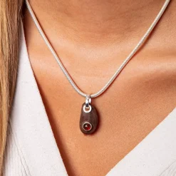 Anhänger "Holzkiesel mit Bernstein"