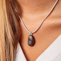 Anhänger "Holzkiesel mit Kyanit"